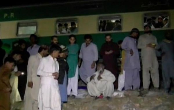 В Пакистане поезд снес автобус: десятки жертв