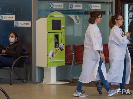 Во Франции от коронавируса умерло уже три человека