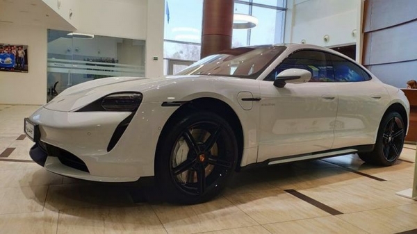 В Украине до премьеры раскупили элитные электрокары Porsche Taycan
