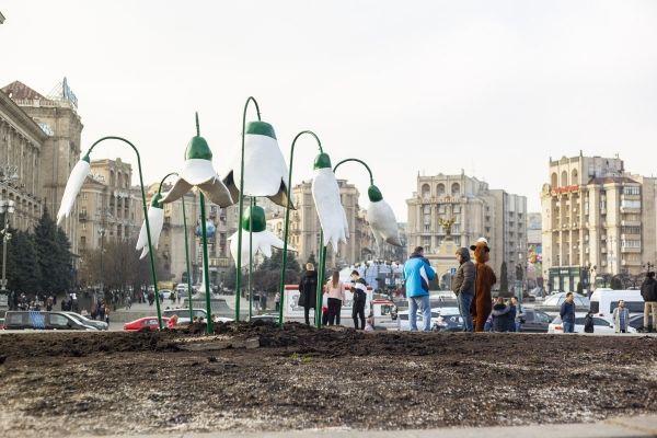 В Киеве на Майдане появились бетонные подснежники