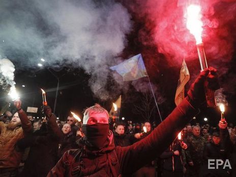 Возле посольства РФ в Киеве участники марша добровольцев порвали российский флаг