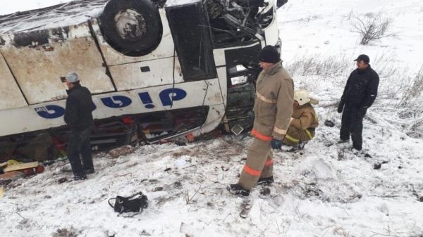 В России автобус попал в смертельное ДТП с переворотом