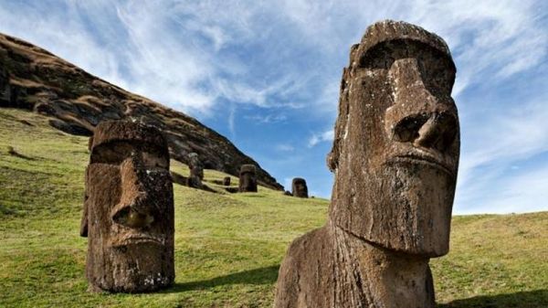 На острове Пасхи пикап разрушил легендарную статую