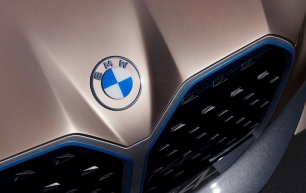 BMW будут выпускать автомобили с новым логотипом