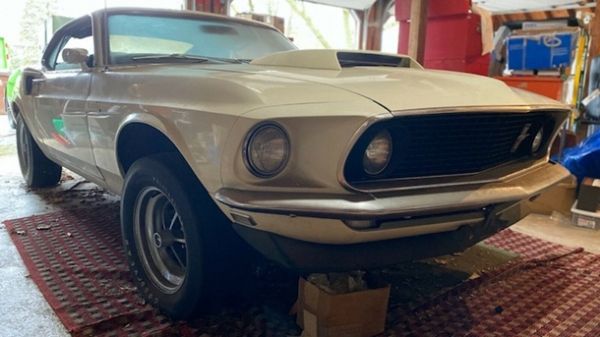 Редкий Ford Mustang простоял в гараже 39 лет