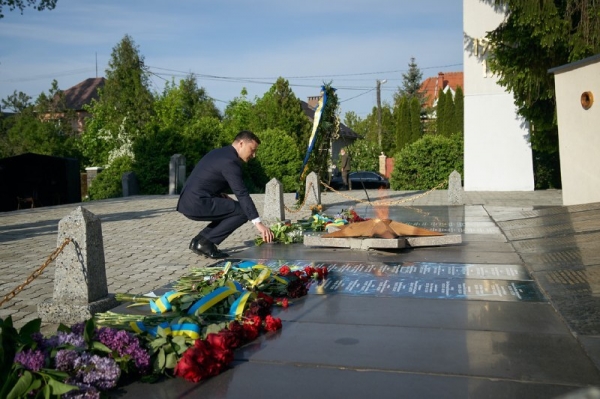 Зеленский на Закарпатье и в Киеве почтил память погибших во Второй мировой войне