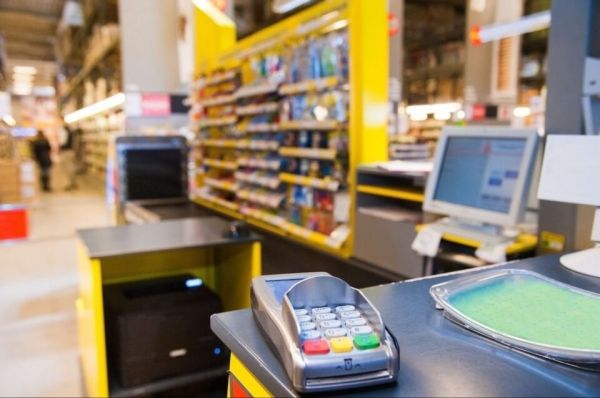 Приватбанк разрешил снимать деньги с карт на кассах супермаркетов
