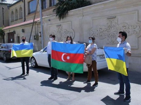 "Будь как Украина". Перед посольством Украины в Баку прошла акция в знак благодарности за поддержку Азербайджана