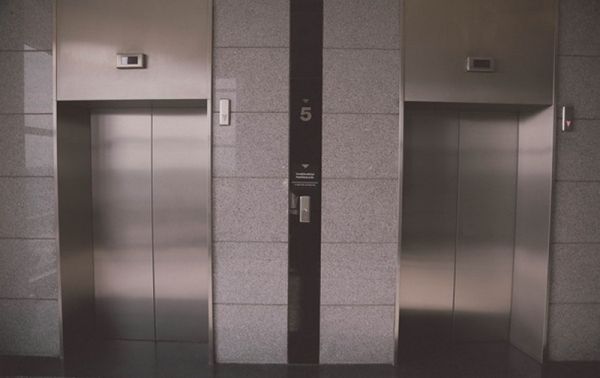 В Китае пенсионерки четыре дня провели в лифте