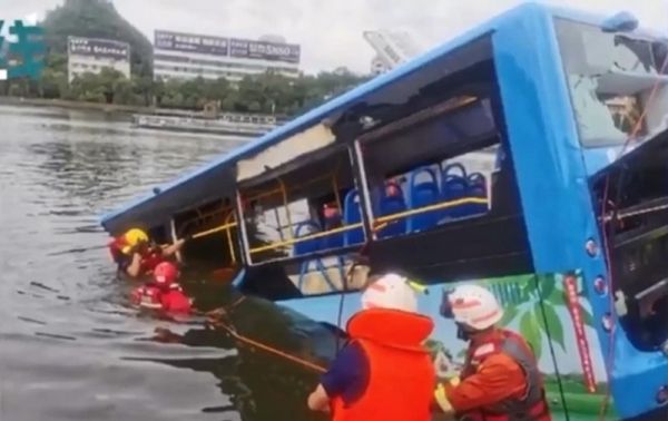 В Китае в водохранилище упал автобус: десятки погибших