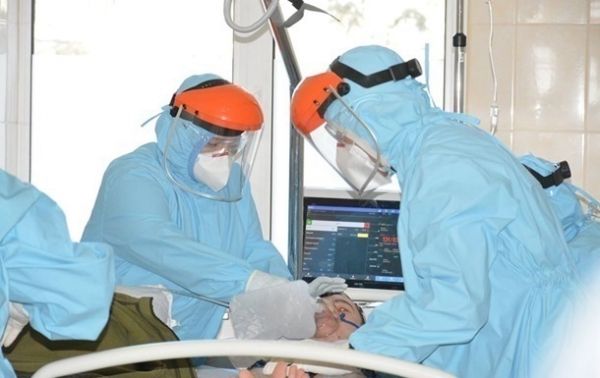 В Украине COVID-19 заболели почти восемь тысяч медиков