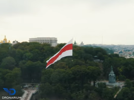 Над Киевом подняли огромный флаг Беларуси