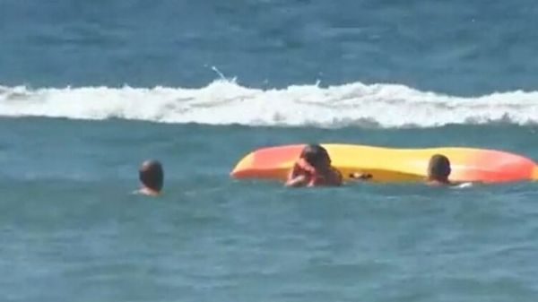 71-летний президент Португалии спас двух девушек, тонущих в океане