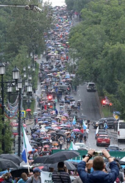 В Хабаровске дождь не помешал очередному протесту против Путина