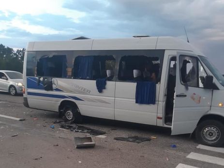 На трассе Киев – Харьков расстреляли автобус со сторонниками Кивы. Нардеп заявляет, что одного человека похитили