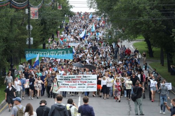 В Хабаровске дождь не помешал очередному протесту против Путина