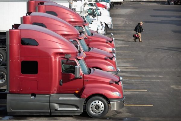 Водителей грузовиков хотят заставить пересдавать на права каждые 5 лет