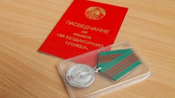 Лукашенко наградил силовиков медалями за разгон протестов