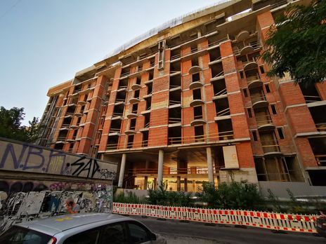 Владелец многоэтажки в буферной зоне Софии Киевской демонтирует лишние этажи – Кличко