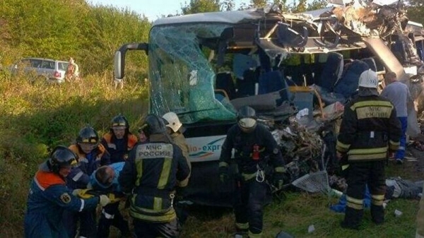 В России грузовик влетел в пассажирский автобус: семь погибших