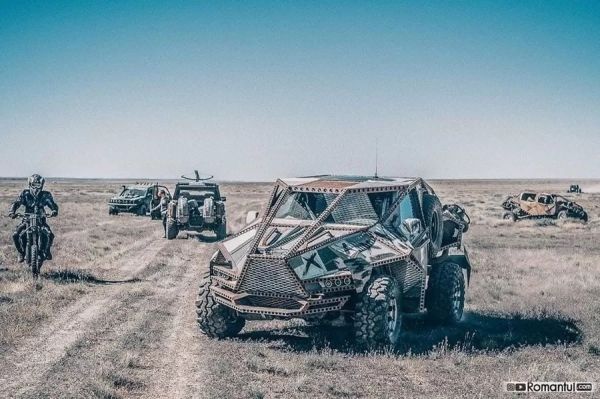 Мужчина превратил Toyota Land Cruiser в броневик в стиле фильма «Безумный Макс»
