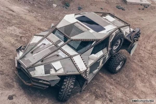Мужчина превратил Toyota Land Cruiser в броневик в стиле фильма «Безумный Макс»
