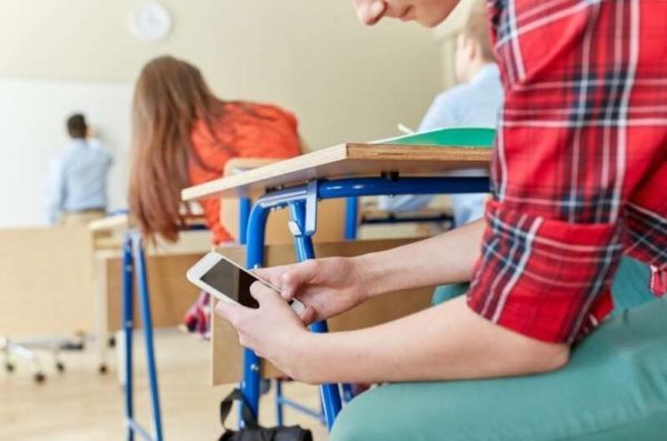 Нардепы хотят запретить школьникам пользоваться телефонами на уроках