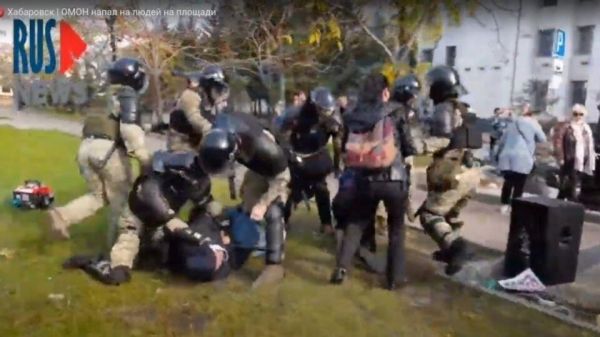 Били даже женщин: в Хабаровске ОМОН жестко разогнал участников митинга