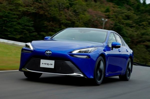 Toyota представила седан со встроенными баками для водорода