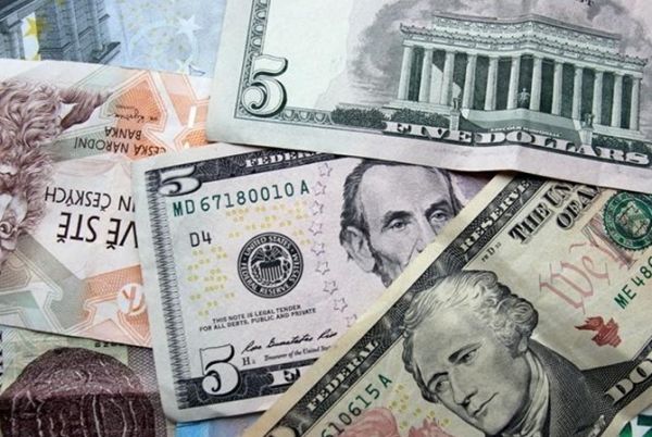Чем ближе Новый год, тем слабее гривна: сколько еще будет дорожать доллар 
