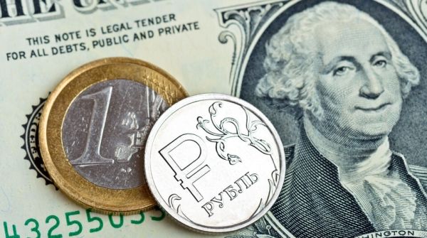 В России рекордно обвалился курс рубля