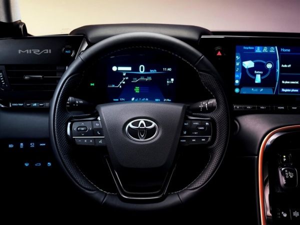 Toyota представила седан со встроенными баками для водорода