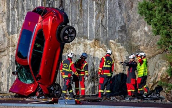 В Volvo сбросили автомобили с 30-метровой высоты