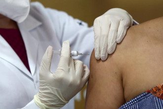     Новости России - Трое медиков заразились COVID-19 после прививки российской вакциной Спутник V - коронавирус новости    