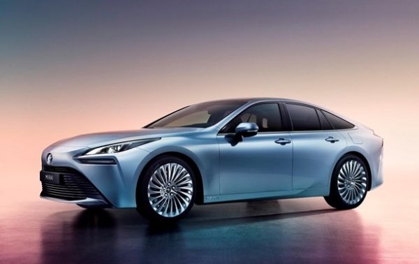 Toyota представила экологичный седан на водороде