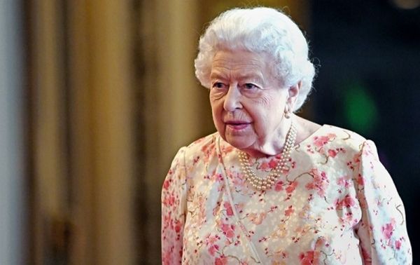Елизавета II пройдет вакцинацию, чтобы поддержать британцев