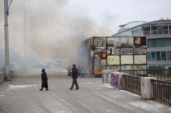 В Киеве на Подоле горел павильон, центр окутало дымом (фото, виде)