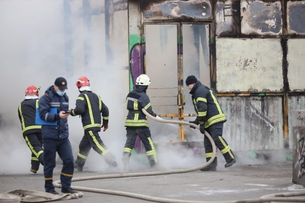 В Киеве на Подоле горел павильон, центр окутало дымом (фото, виде)