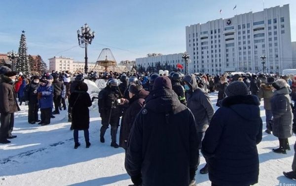 В Хабаровске люди вышли на улицы в поддержку Навального: начались задержания