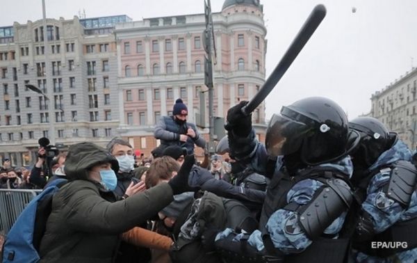 Киев и Вильнюс прокомментировали разгон протестующих в России