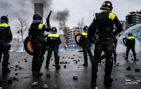 "Антикарантинные" беспорядки в Нидерландах: задержаны около 300 человек