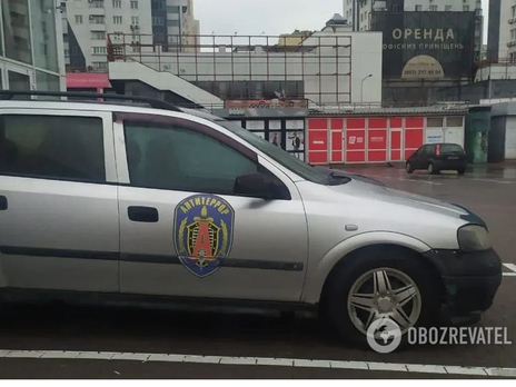 В Киеве обнаружили автомобиль с эмблемой спецподразделения ФСБ России. О нем сообщили в СБУ – СМИ 
