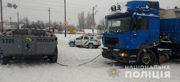 В Киеве полиция вытаскивает машины из снежных завалов с помощью БТРов