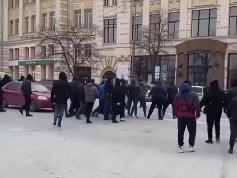 В Харькове из-за переименования проспекта подрались активисты "Нацкорпуса" и сторонники ОПЗЖ 