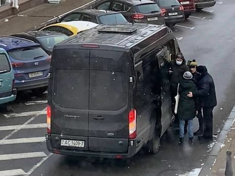 В Минске во время экскурсии задержали гида и туристов за "несанкционированное массовое мероприятие"