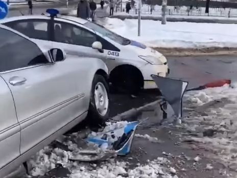 В Киеве водитель Mercedes, убегая от полиции, попал в ДТП и сбил двух пешеходов