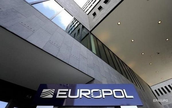 Европол ликвидировал группировку, шантажировавшую звезд данными с их телефонов