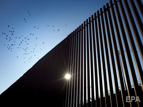 Байден отменил финансирование строительства стены на границе с Мексикой