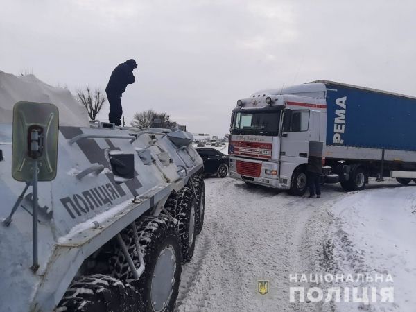 В Киеве полиция вытаскивает машины из снежных завалов с помощью БТРов