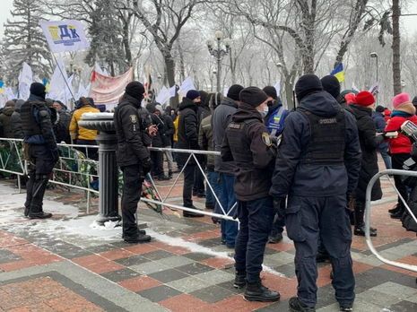 В Киеве проходят протесты под Верховной Радой и Кабмином, полиция предупредила об ограничении движения